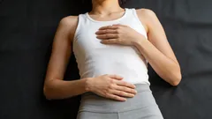 Ploché břicho za měsíc: podrobný návod – ráno vakuum, večer plank